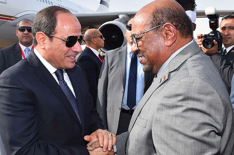 epa06898736 A handout photo made available by the Egyptian Presidency shows Egyptian President Abdel Fattah al-Sisi (L) and Sudanese President Omar al-Bashir shake hands upon Sisi's arrival to Khartoum, Sudan, 19 July 2018. EPA-EFE/EGYPTIAN PRESIDENCY HANDOUT HANDOUT EDITORIAL USE ONLY/NO SALES