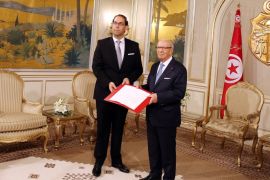 epa05453057 Tunisian President Beji Caid Essebsi (R) meets Prime Minister-designate Youssef Chahed (L) following his meeting with leaders of local political parties in Tunis,Tunisia, 03 August 2016. EPA/MOHAMED MESSARA