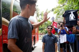 Arsenal's German soccer player Mesut Ozil returns to his hotel after training in Singapore July 24, 2018. REUTERS/Edgar Su