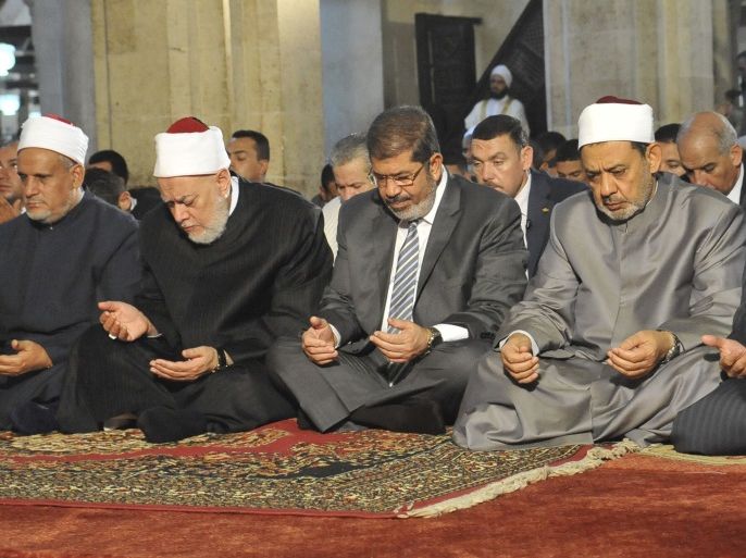 Egypt's Mohamed Morsi (C), the Grand Sheikh of Al-Azhar Ahmed El-Tayeb (R), and Egypt's Mufti Ali Gomaa (2nd L) during the Al-Gomaa prayer at Al-Azhar mosque in Cairo August 17, 2012. REUTERS/Egyptian Presidency/Handout (EGYPT - Tags: POLITICS RELIGION) FOR EDITORIAL USE ONLY. NOT FOR SALE FOR MARKETING OR ADVERTISING CAMPAIGNS. THIS IMAGE HAS BEEN SUPPLIED BY A THIRD PARTY. IT IS DISTRIBUTED, EXACTLY AS RECEIVED BY REUTERS, AS A SERVICE TO CLIENTS