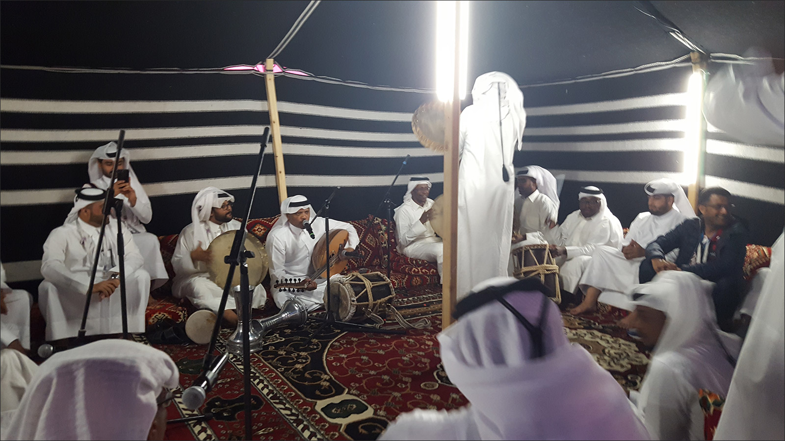 ‪فرقة قطرية تعرض موسيقى تراثية داخل خيمة المعرض‬ (الجزيرة)