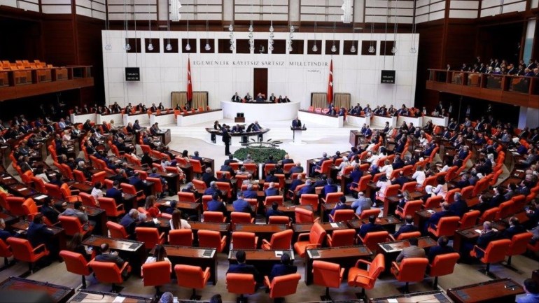 انتخب البرلمان التركي الجديد اليوم الخميس نائب حزب "العدالة والتنمية" عن ولاية إزمير بن علي يلدريم رئيسا له بعد حصوله على الأغلبية المطلقة من الأصوات. وحصل يلدريم في الجولة الثالثة من التصويت بالجمعية العامة للبرلمان على 335 صوتا من أصل 584 نائبا شاركوا بالتصويت.