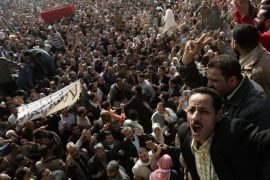 Workers protest during a strike at the Ghazl el Mahala factory some 130 km (81 miles) north of Cairo in Mahala Kobra, December 9, 2006. About 15,000 workers are on strike in order to demand salary increases. REUTERS/Nasser Nuri (EGYPT)