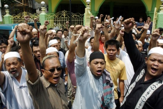 Filipino Muslims shout