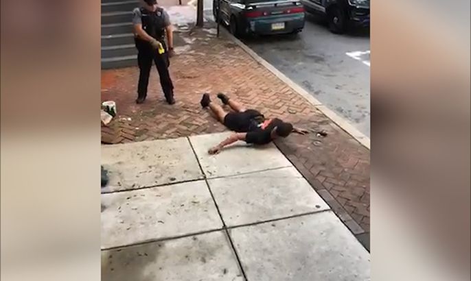 فيديو يظهر شرطيا أميركيا يصعق رجلا أسود