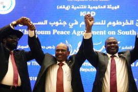 South Sudan President Salva Kiir (L), Sudan's President Omar Al-Bashir (C) and South Sudan rebel leader Riek Machar hold hands after signing a peace agreement aimed to end a war in which tens of thousands of people have been killed, in Khartoum, Sudan June 27, 2018. REUTERS/Mohamed Nureldin Abdallah