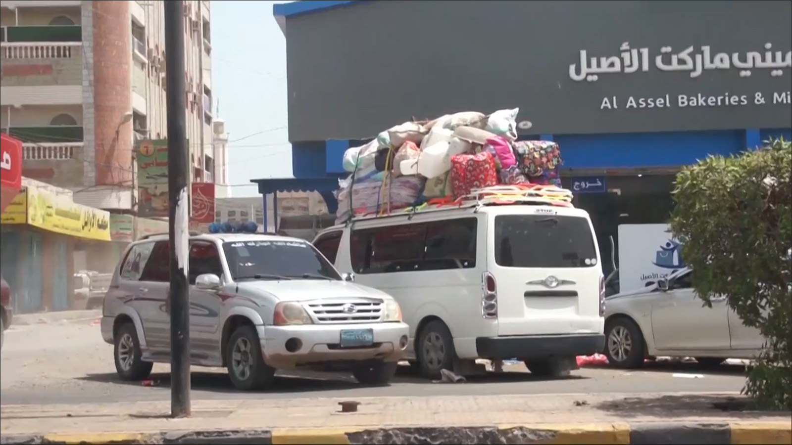 ‪الحزام الأمني يمنع في وقت سابق العائلات اليمنية النازحة من دخول عدن‬  (الجزيرة)