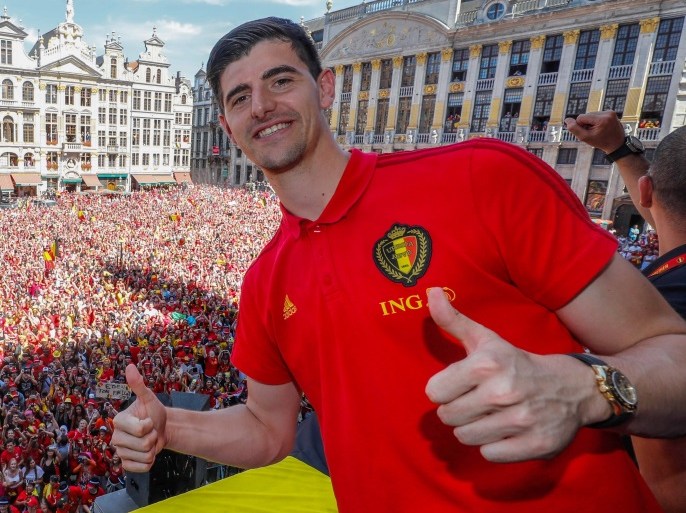 Soccer Football - World Cup - Belgium - Brussels, Belgium - July 15, 2018. Belgian soccer team goalkeeper Thibaut Courtois waves to the fans while appearing on the balcony of the city hall at the Brussels' Grand Place, after taking the third place in the World Cup 2018, in Brussels, Belgium July 15, 2018. REUTERS/Yves Herman