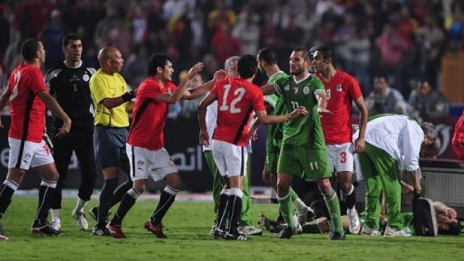 مباريات كرة القدم في أكثر من زمان ومكان عربي صارت مرتعا للنعرات والعصبيات الذميمة، مثلما رأينا في مباراة مصر والجزائر في 2009 على سبيل المثال