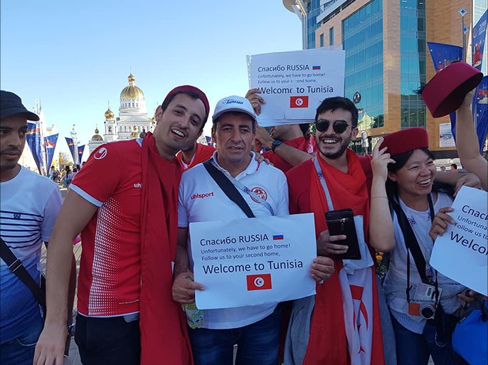 الإعلامي نبيل خيرات يرفع لافتة كتب عليها بالأنجليزية مرحبا بكم في تونس خلال تظاهرة للترويج للسياحة التونسية