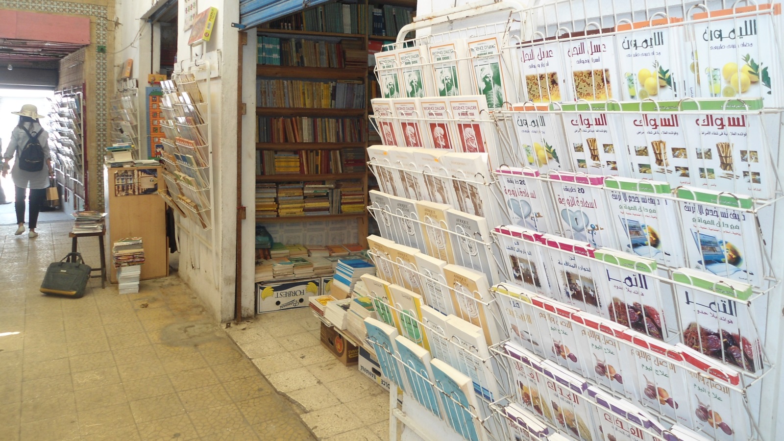 ‪بعض معروضات مكتبة تونسية في نهج الدباغين‬ بعض معروضات مكتبة تونسية في نهج الدباغين (وكالة الأنباء الألمانية)