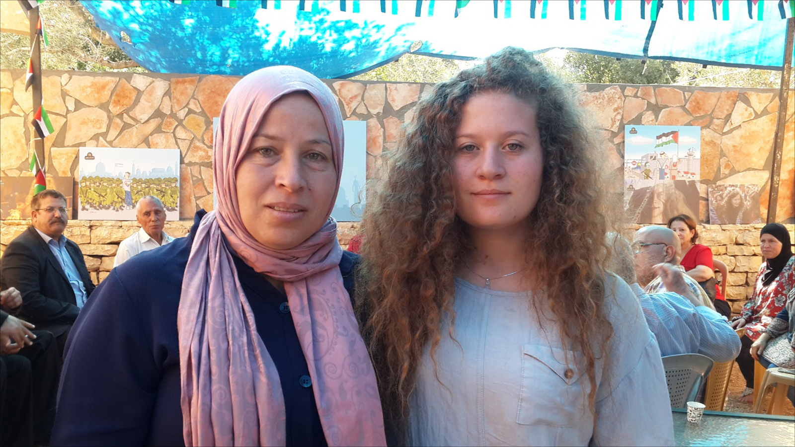 ‪عهد التميمي ووالدتها بعد الإفراج عنهما من سجون الاحتلال‬ (الجزيرة)