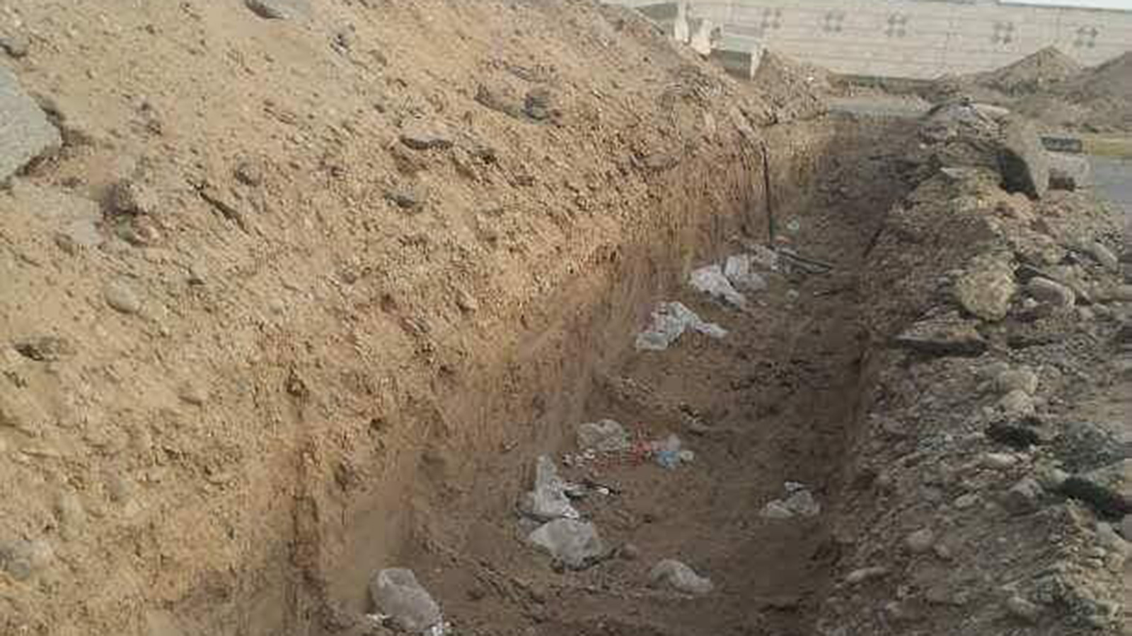 أحد الخنادق التي حفرها الحوثيون في مدينة الحديدة (مواقع التواصل)