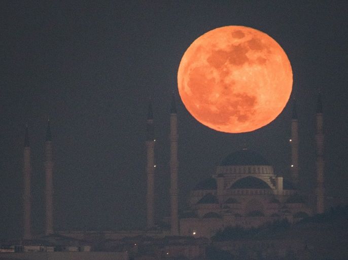 ISTANBUL, TURKEY - JANUARY 31: A Super Blue Blood Moon rises behind the Camlica Mosque on January 31, 2018 in Istanbul, Turkey. A Super Blue Blood Moon is the result of three lunar phenomena happening all at once: not only is it the second full moon in January, but the moon will also be close to its nearest point to Earth on its orbit, and be totally eclipsed by the Earth's shadow. The last time these events coincided was in 1866, 152 years ago. (Photo by Chris McGrath/Getty Images)