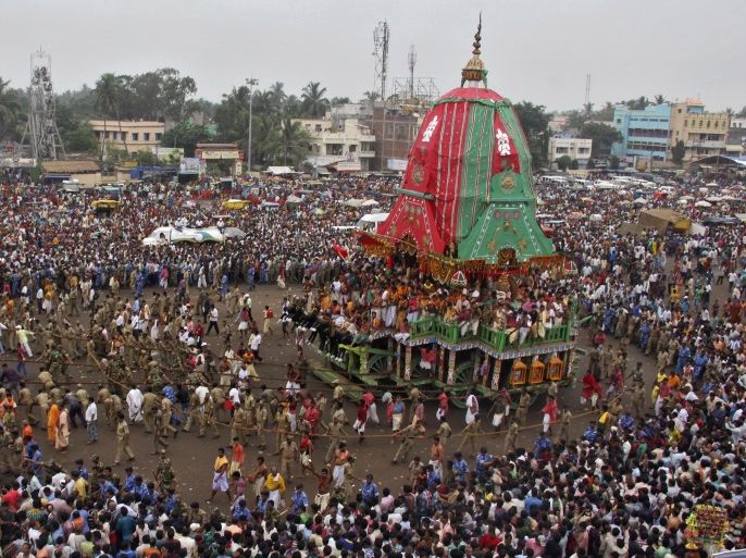 Devotees pull the 'Rath' or chariot of Lord Jagannath near to the temple on the last day of a religious procession called Rath Yatra, in the eastern Indian city of Puri June 29, 2012. The Rath Yatra commemorates the legendary journey of Lord Krishna, also known as Lord Jagannath, to his birthplace in Mathura. REUTERS/Stringer (INDIA - Tags: RELIGION SOCIETY)