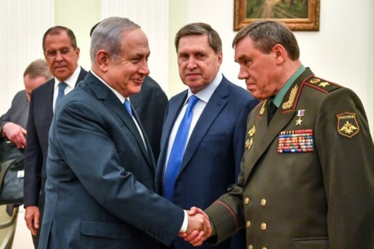 epa06881272 Israeli Prime Minister Benjamin Netanyahu (C) shakes hands with Chief of the General Staff of the Russian Armed Forces and First Deputy Defense Minister Valery Gerasimov (R) as Russian President Vladimir Putin (L), Russian Foreign minister Sergei Lavrov (2-L) and Russian Presidential Aide Yuri Ushakov (2-R) look on during a meeting at the Kremlin in Moscow, Russia, 11 July 2018. Putin and Netanyahu meet to discuss bilateral cooperation and international issu