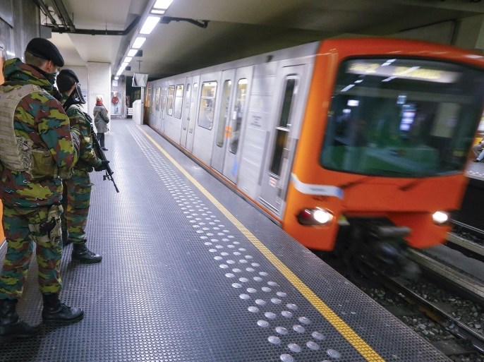 Belgian soldiers patrol in a subway station in Brussels, Belgium, November 25, 2015. Brussels' metro re-opened on Wednesday after staying closed for four days following tight security measures linked to the fatal attacks in Paris. REUTERS/Yves Herman