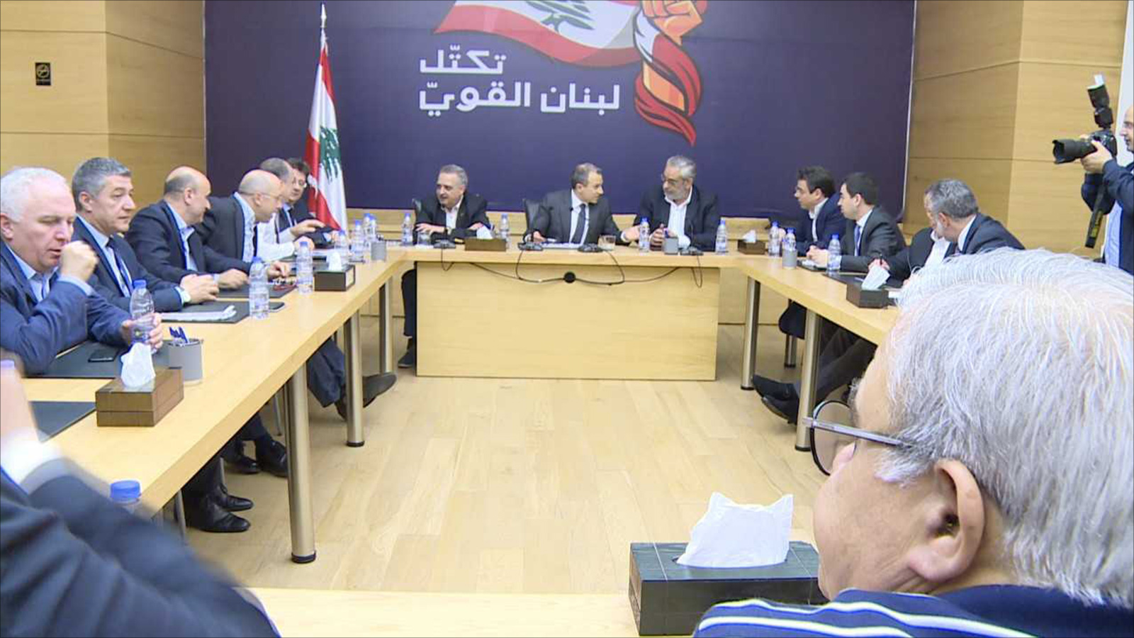 ‪التيار الوطني الحر يتهم القوات اللبنانية بمواجهة مشاريع وزراء التيار في الحكومة‬  (الجزيرة)