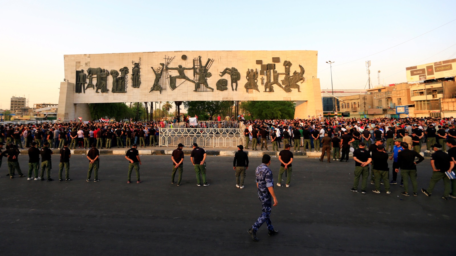 ‪انتشار أمني واسع في ساحة التحرير وسط بغداد‬ انتشار أمني واسع في ساحة التحرير وسط بغداد (رويترز)