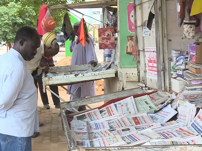 الأزمة الاقتصادية تلقي بظلالها على الصحف السودانية