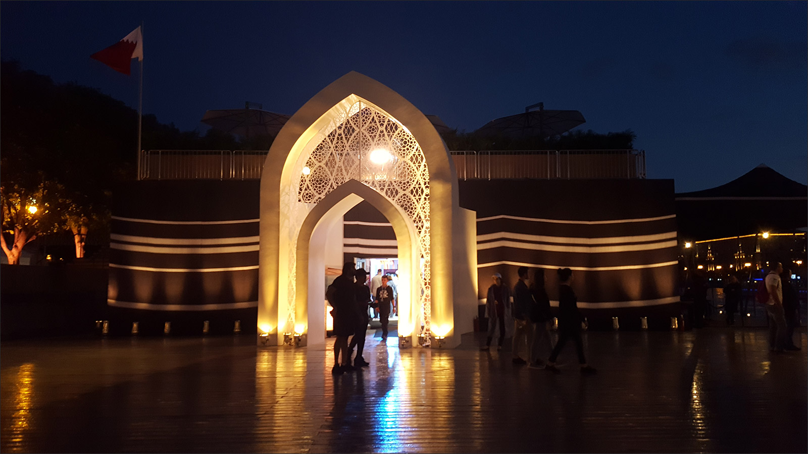 مدخل بيت الشعر في المعرض القطري بحديقة غوركي (الجزيرة)
