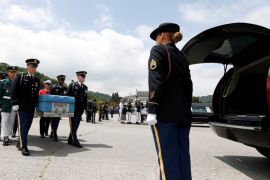 South Korean and the United Nations Command (UNC) honor guards carry the remains of the United Nations Command (UNC) and South Korean soldiers who were killed in North Korea in the 1950-53 Korean War during the mutual repatriation ceremony of soldiers' remains between South Korea and U.S at the Seoul National Cemetery in Seoul, South Korea, 13 July 2018. Jeon Heon-kyun/Pool via REUTERS TPX IMAGES OF THE DAY