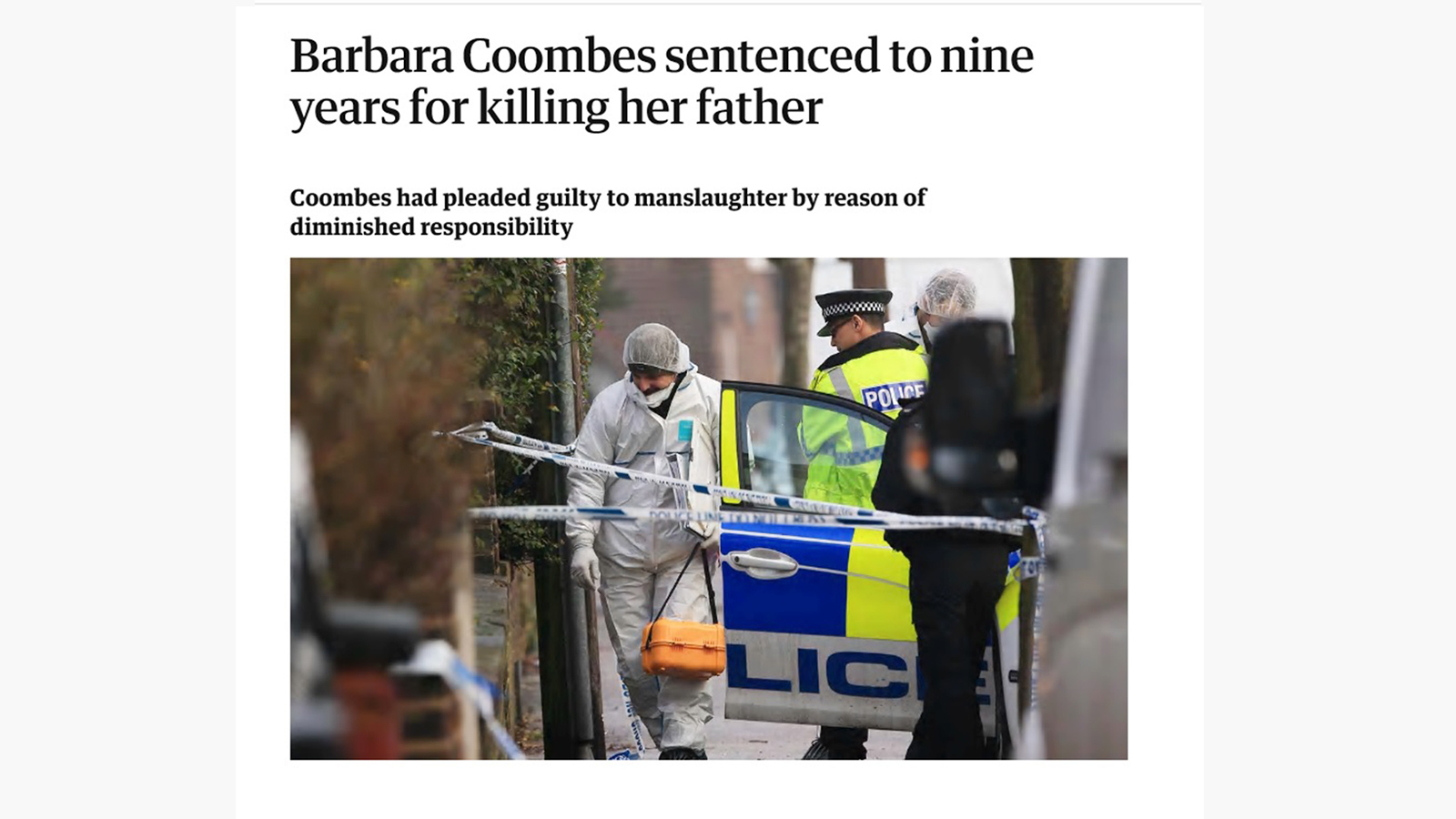 ‪عناصر الشرطة تحاول استخراج ما تبقى من جثة والد باربرا من حديقة منزلهما‬  (الصحافة البريطانية)