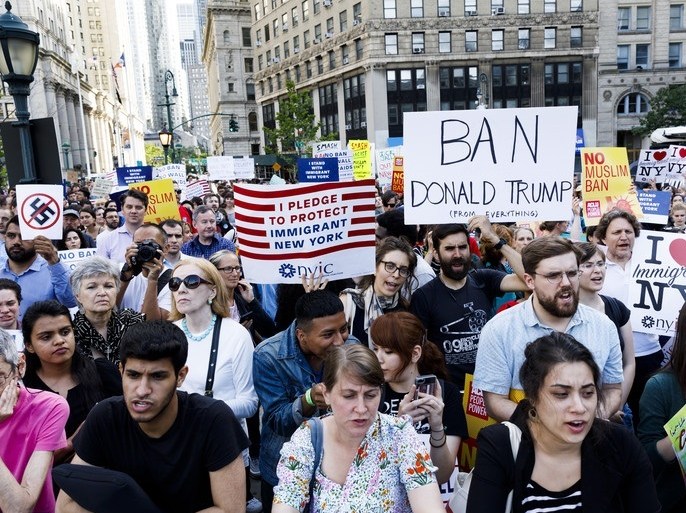 epa06843068 People gather to protest today's ruling by the United States Supreme Court upholding President Trump's travel ban on people from mostly Muslim countries in New York, New York, USA, 26 June 2018. EPA-EFE/JUSTIN LANE