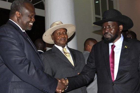 epa06872970 With Ugandan President Yoweri Museveni (C) between them, the President of South Sudan Salva Kiir (R) and the rebel leader Riek Machar (L) shake hands after their meeting in Kampala, Uganda, 07 July 2018. Reports say the warring parties agreed on a power-sharing deal that sets Machar to return to his position as vice president of the country, quoting Sudan's foreign minister. EPA-EFE/STR