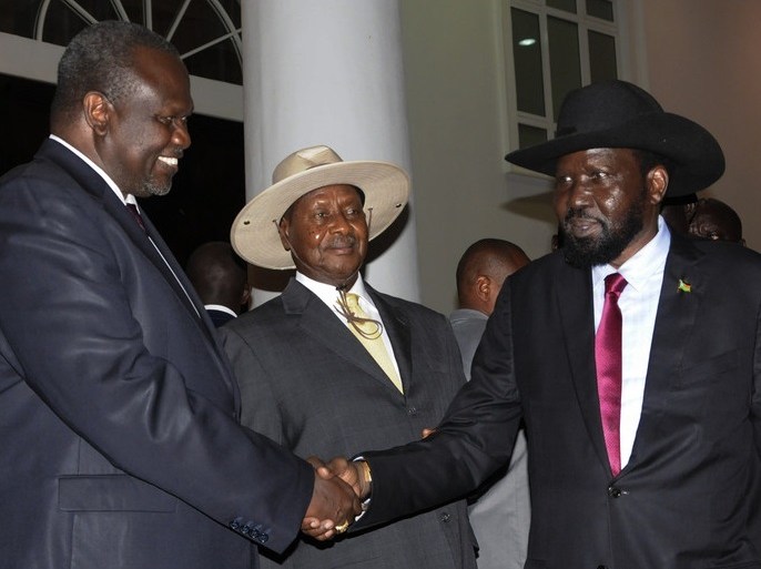 epa06872970 With Ugandan President Yoweri Museveni (C) between them, the President of South Sudan Salva Kiir (R) and the rebel leader Riek Machar (L) shake hands after their meeting in Kampala, Uganda, 07 July 2018. Reports say the warring parties agreed on a power-sharing deal that sets Machar to return to his position as vice president of the country, quoting Sudan's foreign minister. EPA-EFE/STR