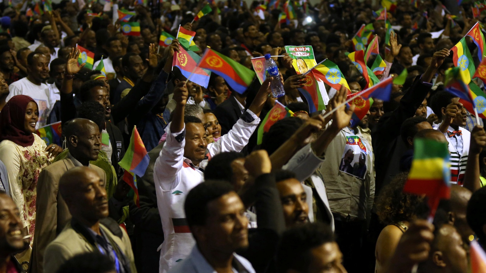 ‪الجماهير الإثيوبية احتفت بالضيف الإريتري ولوحت بأعلام البلدين‬ (رويترز)