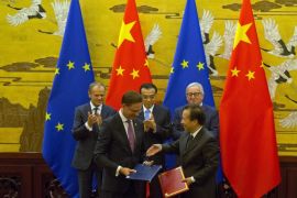 BEIJING, CHINA - JULY 16: European Council President Donald Tusk, Chinese Premier Li Keqiang and European Commission President Jean-Claude Juncker applaud as Chinese and European officials exchange documents at a signing ceremony during a joint press conference at the Great Hall of the People on July 16, 2018 in Beijing, China. (Photo by Ng Han Guan - Pool/Getty Images)