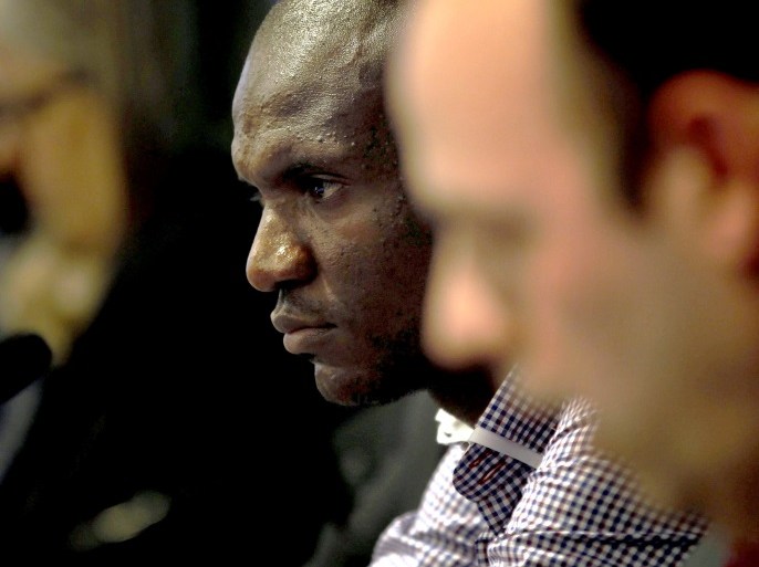 epa03658035 Barcelona's French midfield player Eric Abidal (L) attends the presentation of the book 'Sport's caring stories' (whose original title, in Catalonian, is 'Relats solidaris de l'esport'), in Barcelona, north-eastern Spain, on 11 April 2013. The book is backed by Abidal, who has returned to play with Barcelona after getting over a liver tumour. EPA/ALBERTO ESTEVEZ