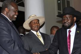 With Ugandan President Yoweri Museveni (C) between them, the President of South Sudan Salva Kiir (R) and the rebel leader Riek Machar (L) shake hands after their meeting in Kampala, Uganda, 07 July 2018.