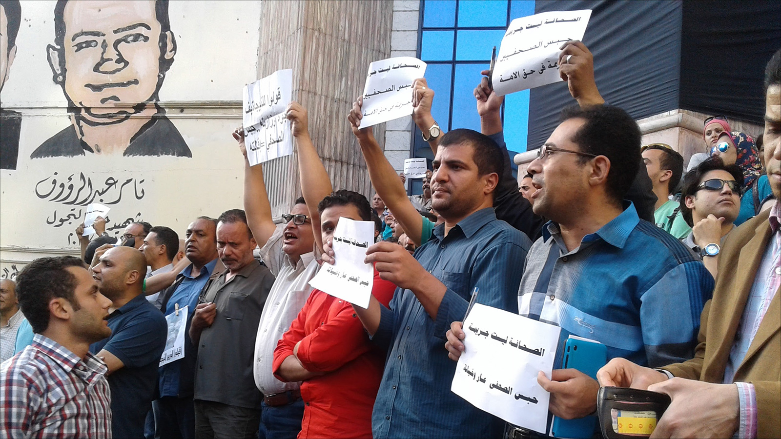 ‪مراقبون اعتبروا قضية مكرم محمد أحمد إلهاء عن قضايا أخرى تهم الصحفيين‬ (الجزيرة)