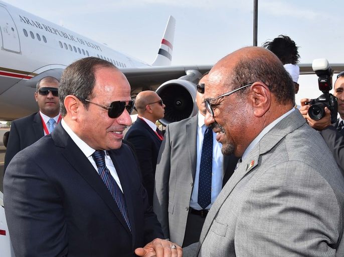 Egyptian President Abdel Fattah al-Sisi (L) and Sudanese President Omar al-Bashir shake hands upon Sisi's arrival to Khartoum, Sudan, 19 July 2018.