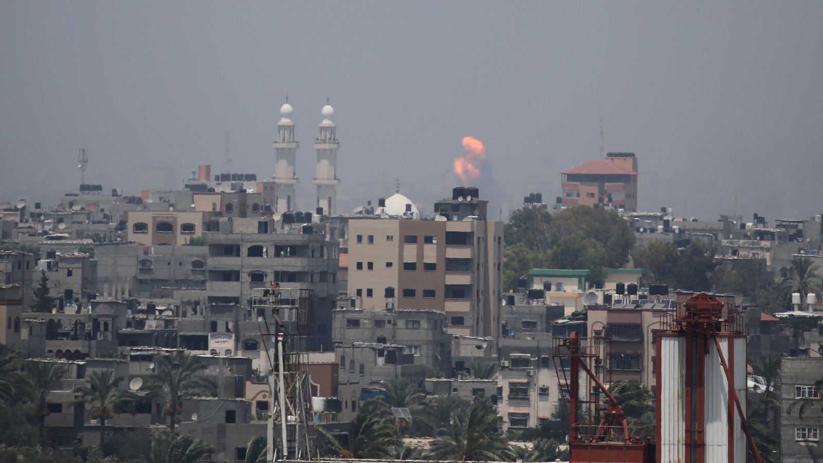  إسرائيل استهدفت السبت مواقع عدة بقطاع غزة (رويترز)