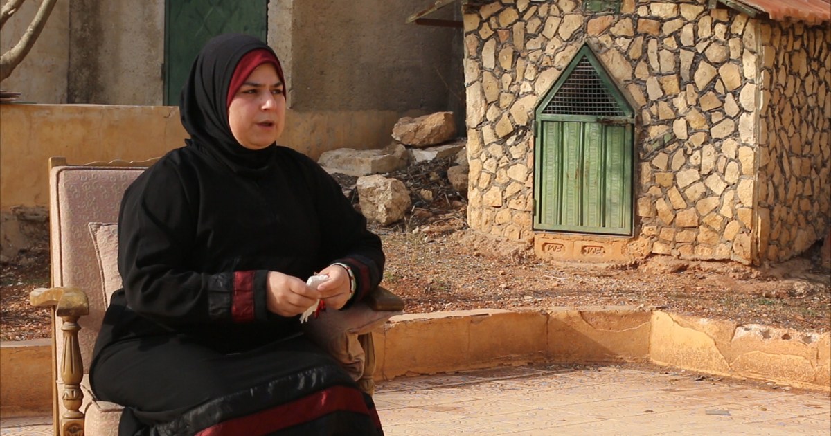 امرأة تركت زوجها وأهلها المؤيدين للنظام السوري 