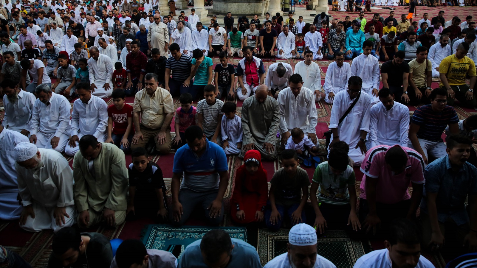 صلاة عيد الأضحى في مسجد عمرو بن العاص في العاصمة (الأناضول)