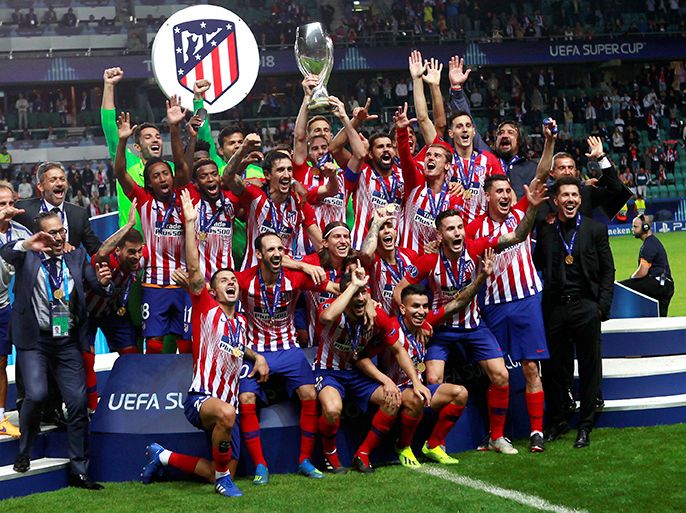 epa06951911 Players of Real Atletico celebrate with the trophy after winning 4-2 the UEFA Super Cup match Real Atletico vs Real Madrid at the Lillekula Stadium in Tallinn, Estonia, 15 August 2018. EPA-EFE/TOMS KALNINS