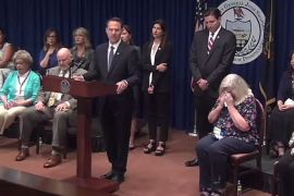 النائب العام بولاية بنسلفانيا يتحدث في مؤتمر صحفي وإلى يساره ضحايا تحرشات جنسية ارتكبها قساوسة