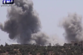 قصف جوي للنظام السوري على بلدة التمانعة بريف إدلب .