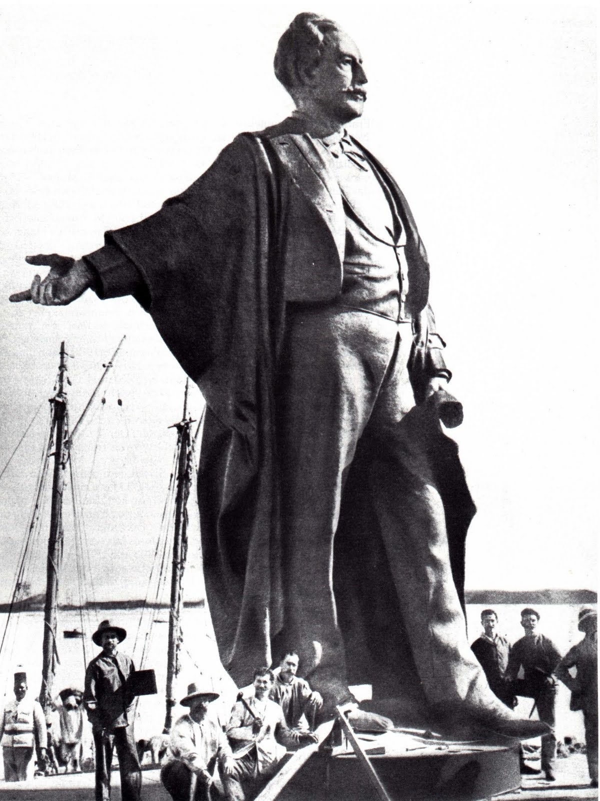 تمثال الفرنسي فرديناند ديلسبس – المدخل الشمالي لقناة السويس (مواقع التواصل)