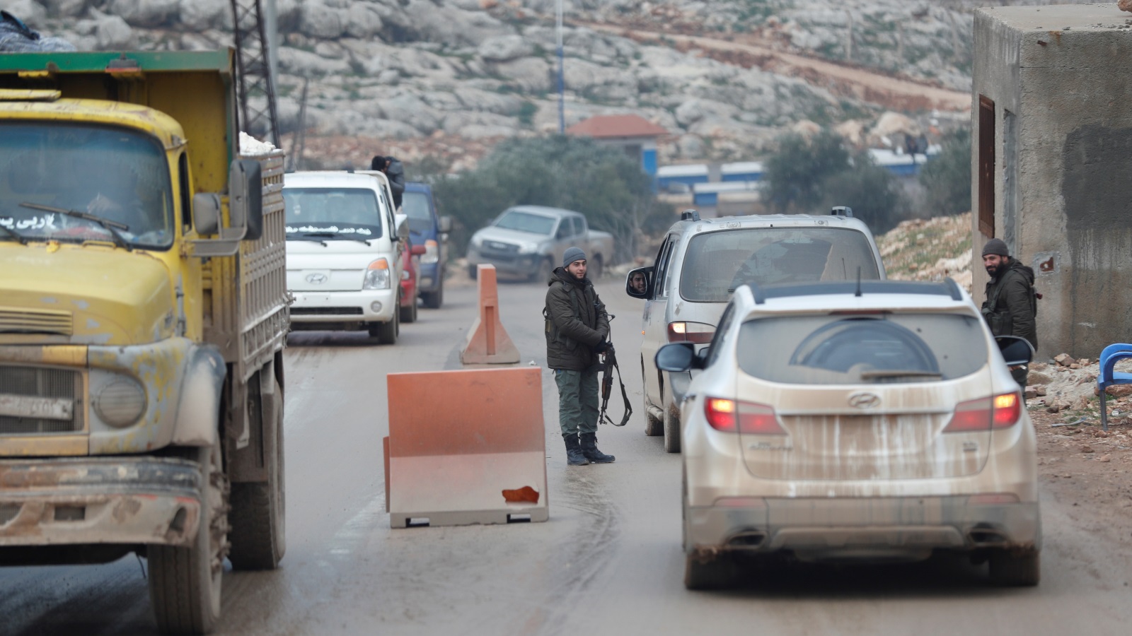 ‪نقطة أمنية تابعة للمعارضة السورية بمحافظة إدلب‬ (رويترز)