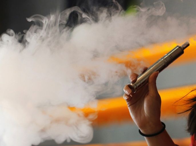 Enthusiast Brandy Tseu uses an electronic cigarette at The Vapor Spot vapor bar in Los Angeles, California March 4, 2014 REUTERS/Mario Anzuoni/File Photo