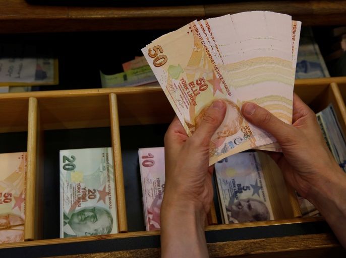 A money changer counts Turkish lira banknotes at a currency exchange office in Istanbul, Turkey August 13, 2018. REUTERS/Murad Sezer