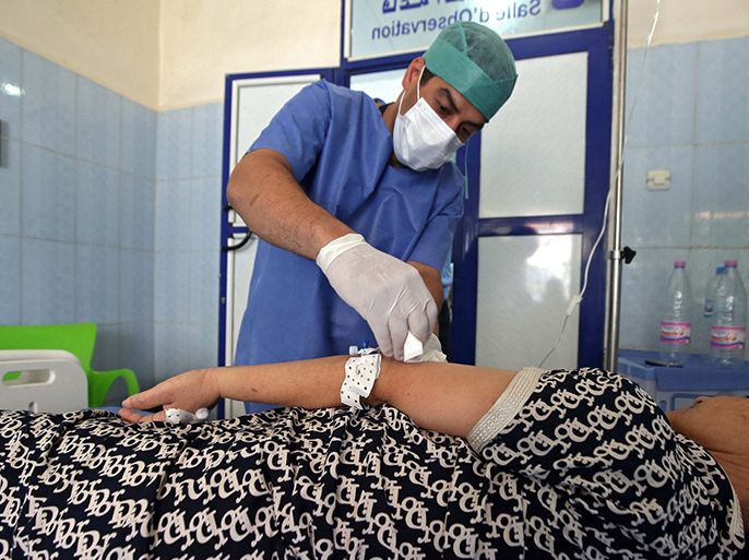 epa06975432 A hospital staff treats a patient inside the hospital of Boufarik, Algeria, 26 August 2018. Algeria's Ministry of Helath on 26 August 2018 confirmed 46 cases of cholera and two deaths since 07 August 2018. The last major outbreak of cholerea happened in 1986, no cases of cholera were reported since 1996. EPA-EFE/STR