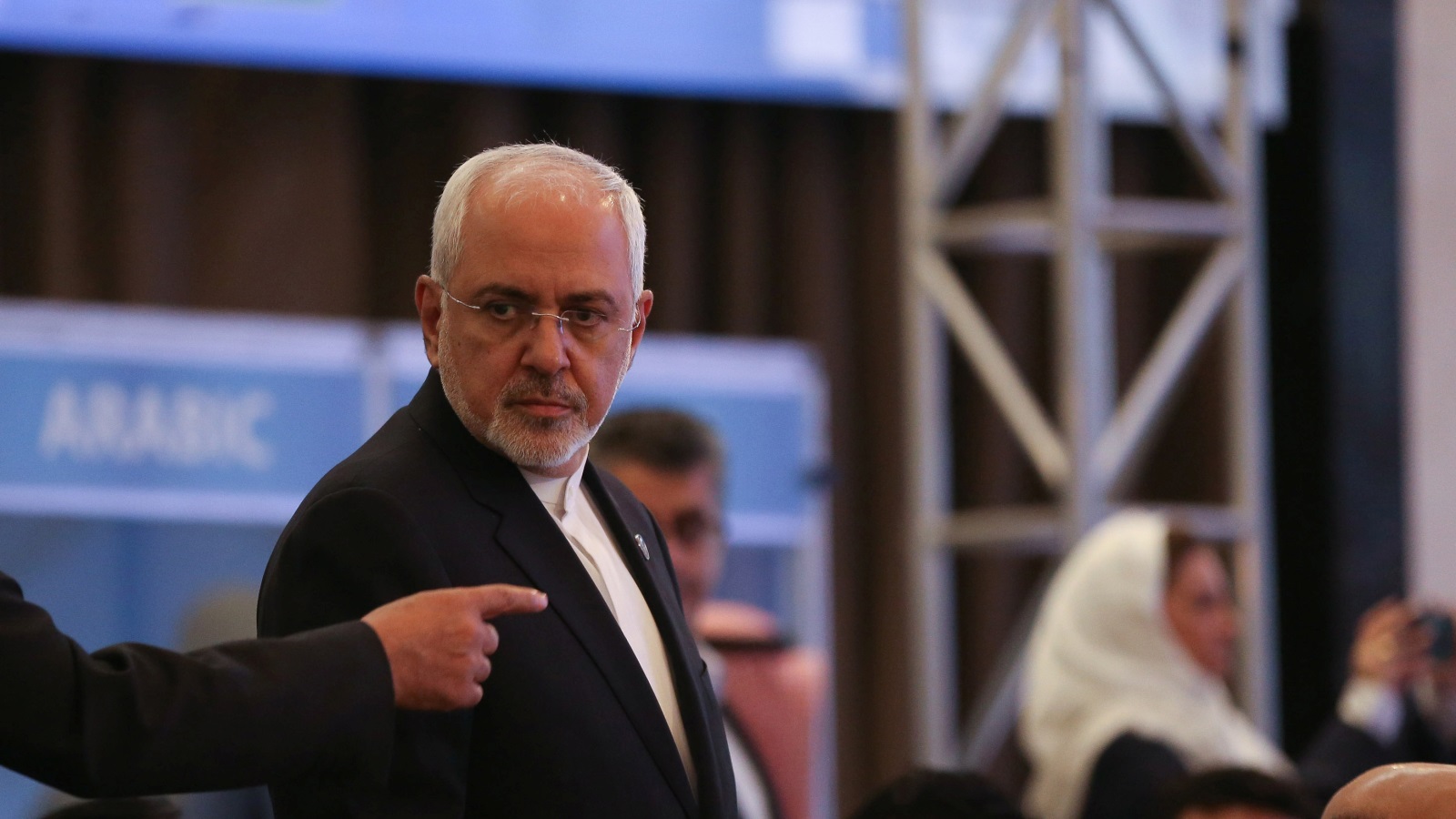 ظريف: إيران لن تغير سياساتها في المنطقة بسبب العقوبات(رويترز)