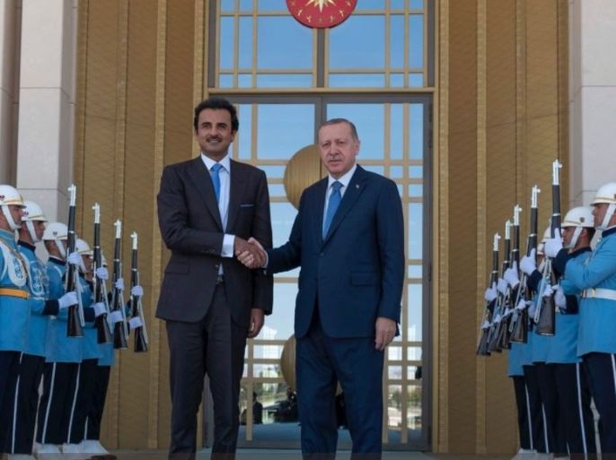 الرئيس التركي يستقبل أمير قطر عند مدخل المجمع الرئاسي في أنقرة