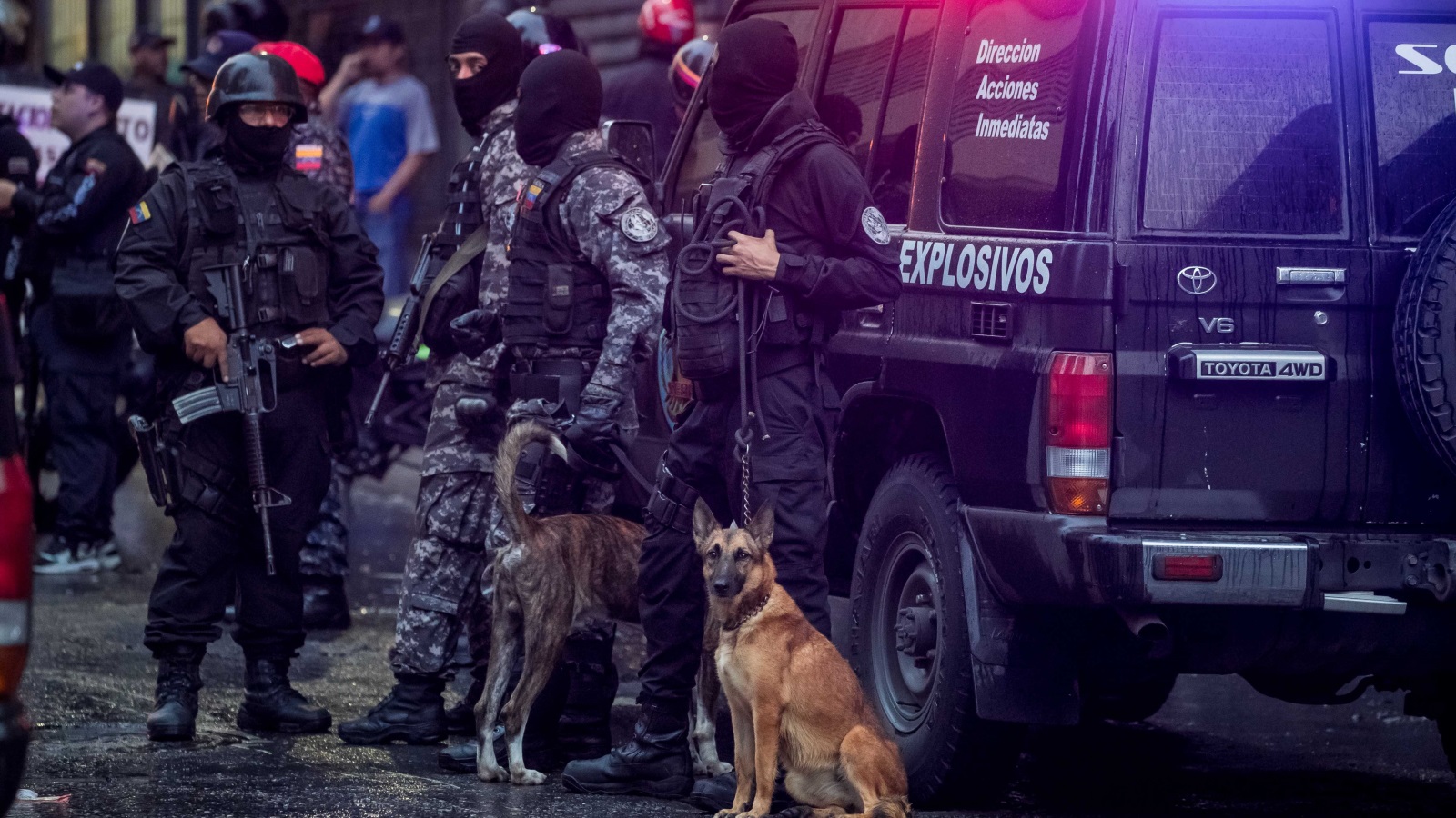 ‪أفراد من قوات الأمن الفنزويلي يقفون قرب مكان انفجار طائرة مسيرة غير بعيد من استعراض عسكري شارك فيه الرئيس مادورو‬ (الأوروبية)